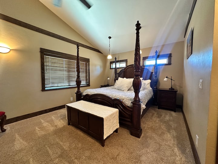 Amplio dormitorio principal
 ¡Con vistas privadas a los pastos y a un precioso amanecer! 