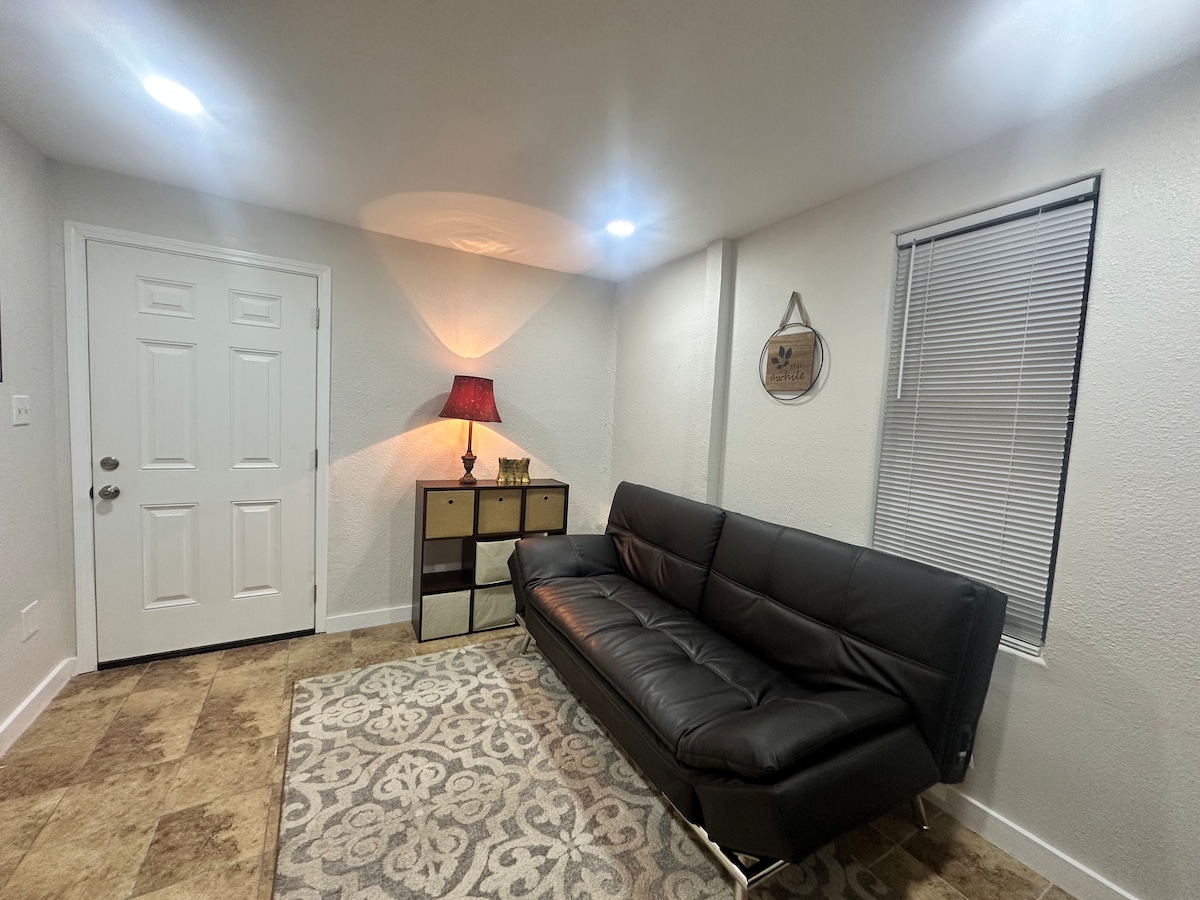 Მისაღები ოთახი აღჭურვილია ფუტონით, რომელიც გარდაიქმნება დედოფლის ზომის საწოლად.  