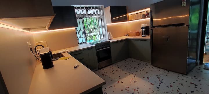 Full kitchen image 2