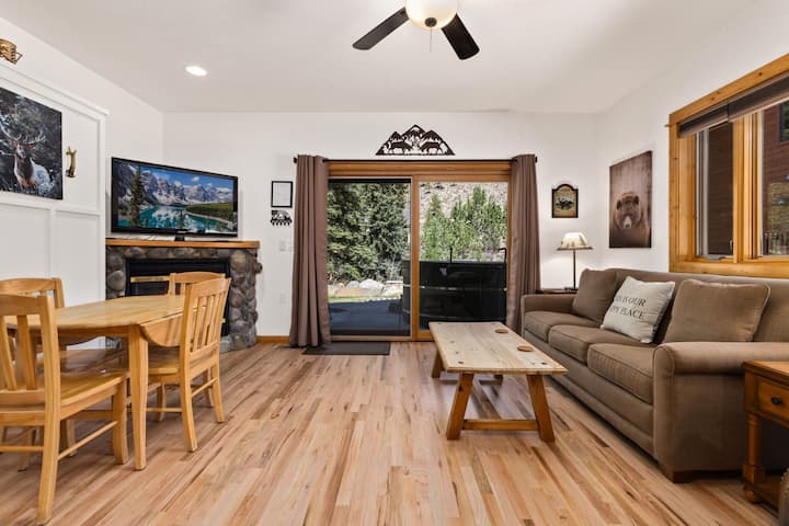 Riverfront Hideaway • Private Hot Tub - Estes Park, CO