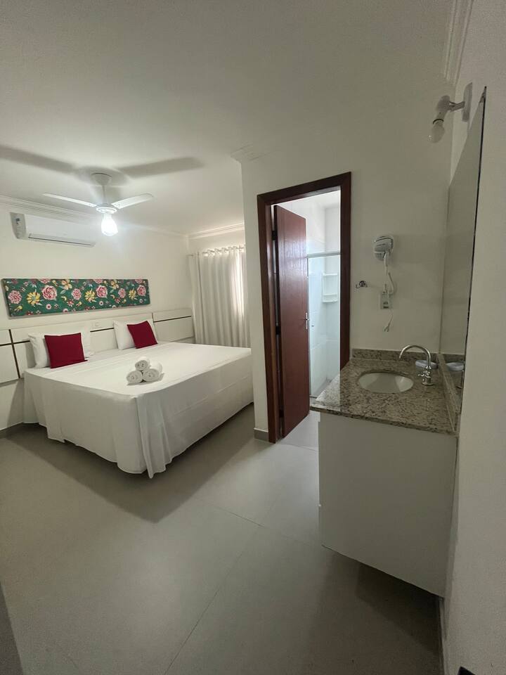 Shabiki mpya. Sakafu mpya ya kauri, chumbani na bafuni.