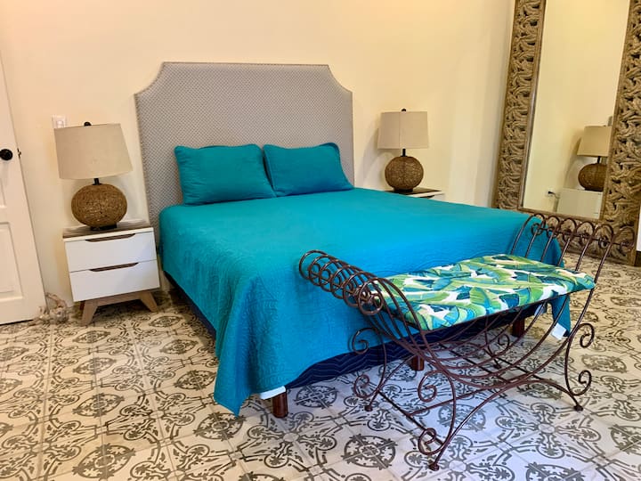 Დედოფლის ზომის საწოლი, სარკე მთელ სიგრძეზე, უამრავი კარადები და ტანსაცმლის ჩამოსაკიდი სივრცე.