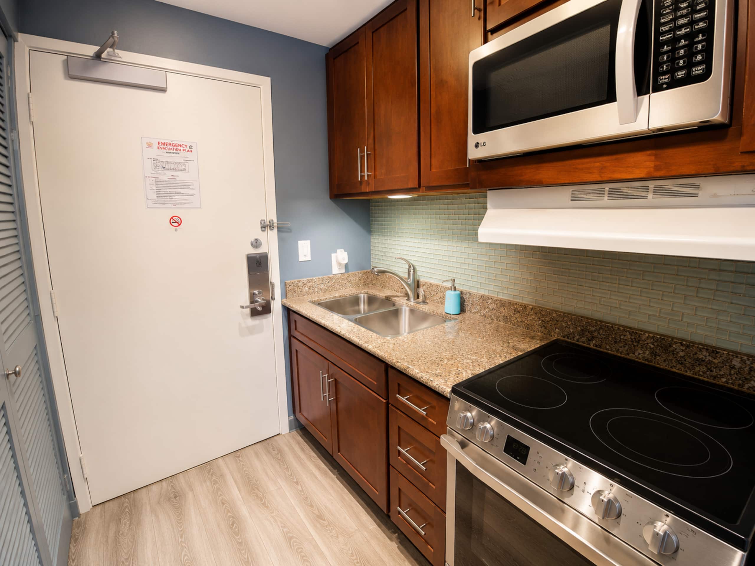 Condo in Honolulu · ★4.83 · 1 bedroom · 2 beds · 1 private bath - Image 4