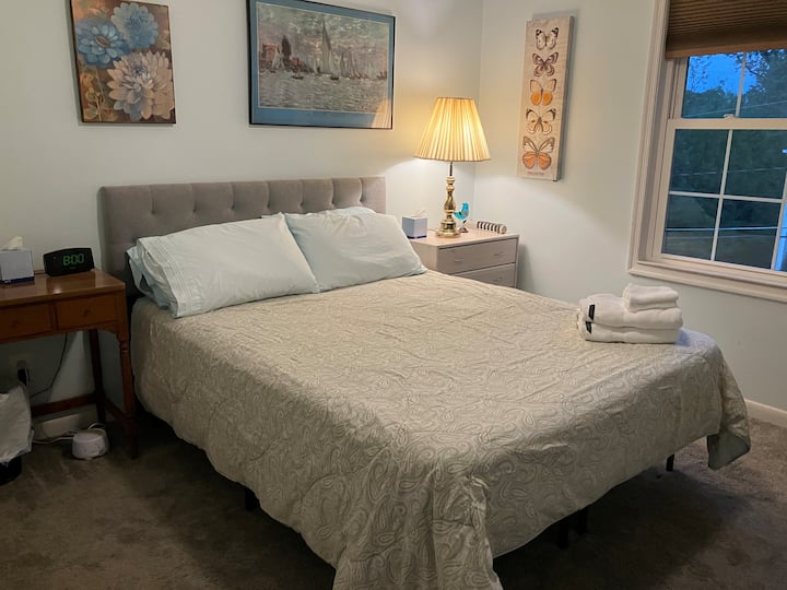 سرير بحجم كوين وخزانة ملابس