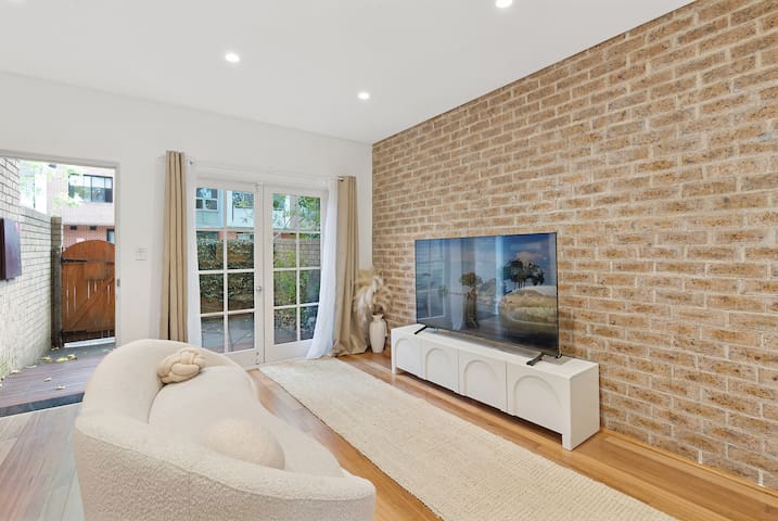 Luxury Modern 2-Storey Townhouse in Pyrmont