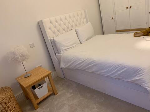 Popular Airbnb listing: Contemporary flat in Birmingham in Moseley