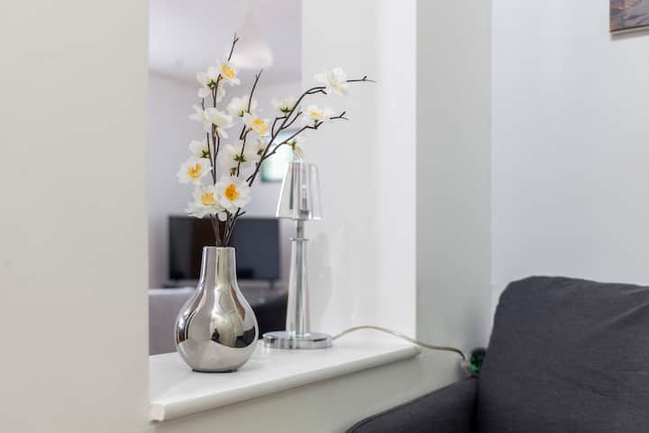 The spacious reception area is filled with natural light and offers flexibility — perfect for setting up a cozy lounge, a dining space, or even hosting guests. Large windows provide charming views and make the room feel warm and inviting.