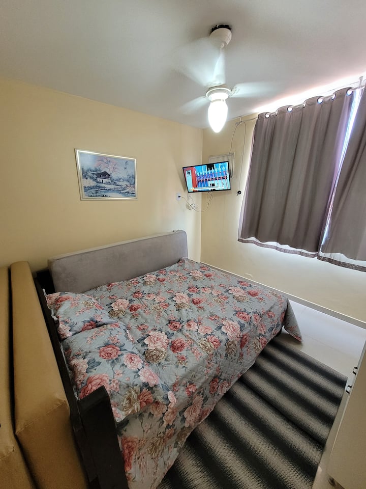 سرير مزدوج
02 مراتب مفردة 
تلفزيون 32 بوصة، خزانة 
مروحة سقف. 
04 الوسائد