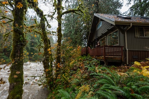 Cascade River Cabin-riverfront, wood-fired hot tub