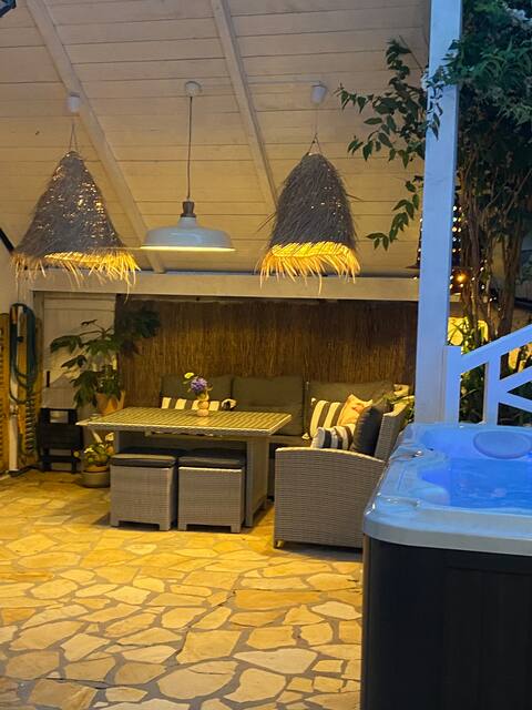 Beautiful villa 50 m from the beach and jacuzzi