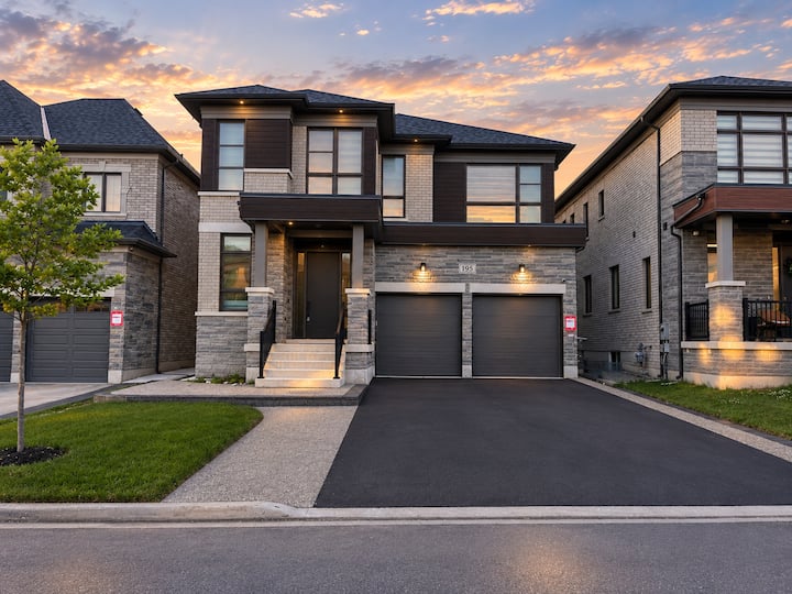 Modern 3800 Sq of Luxury 4 bedroom 3.5 bathrooms
