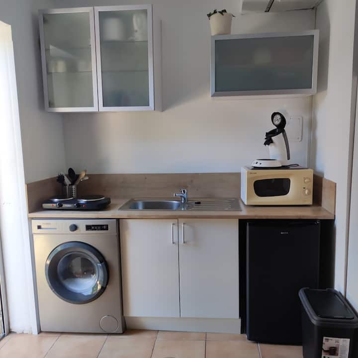 Studio Au Calme Dans Villa Avec Jardin Et Piscine - Avignon