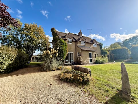 Totally Private, idyllic Farmhouse with hot tub.