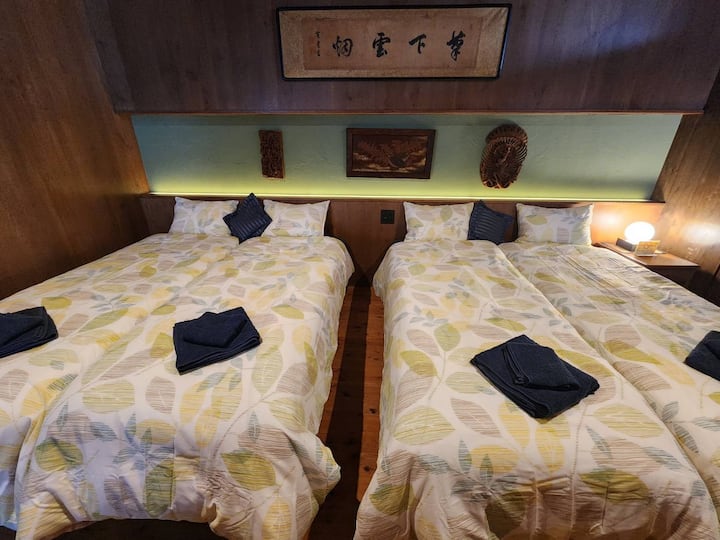 If you pull two of the four single beds together, you will have two double beds.Depending on the number of guests, it can also be set up with 4 single beds.