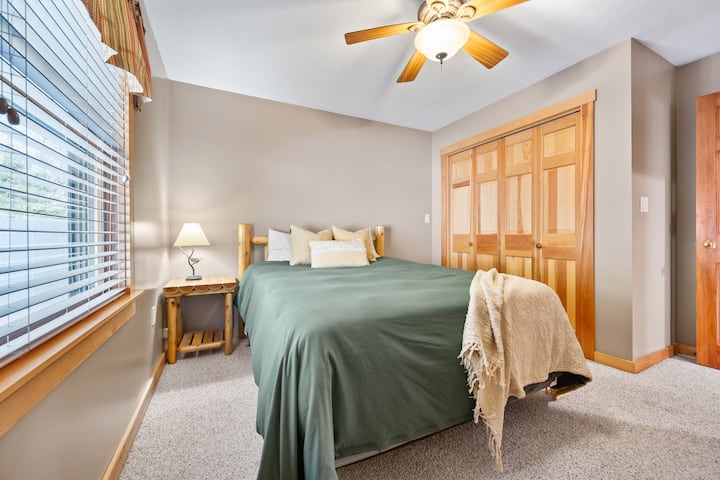 Hlavné poschodie spálne – manželská posteľ