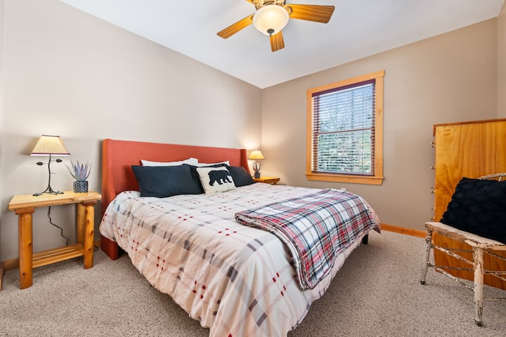 Hlavné poschodie spálne – posteľ veľkosti King