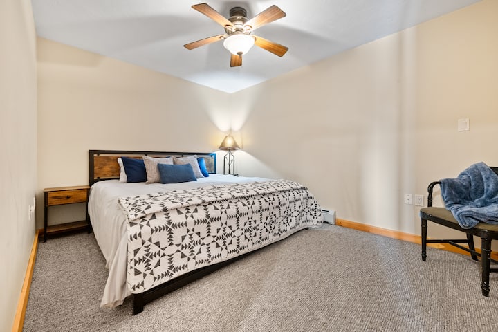 Spálňa na prízemí – veľká manželská posteľ