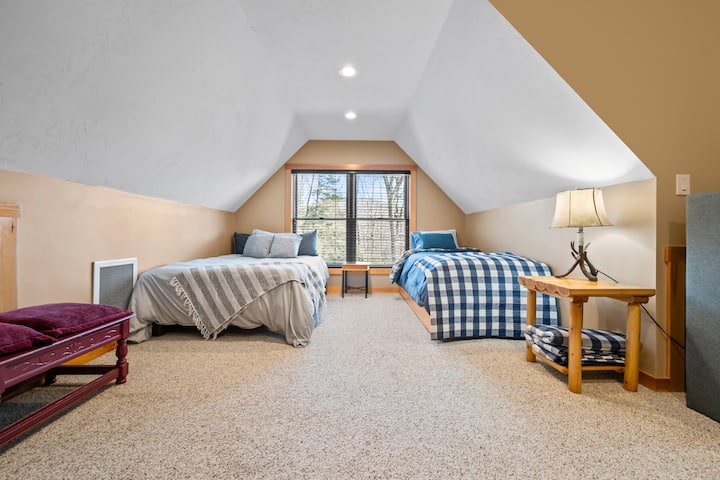 Izba s poschodovou posteľou na 2. poschodí – 2 manželské postele Queen, 1 dvojlôžko