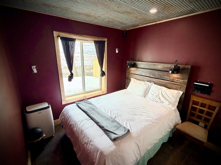 Zeer gezellig queensize bed met lampverlichting. 