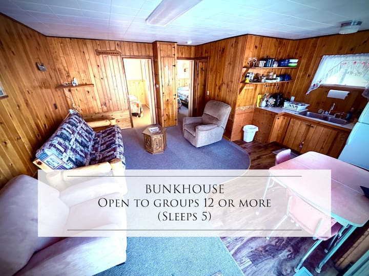 Bunkhouse alleen toegankelijk voor groepen van 12 of meer. 3 bedden
- 1 futon
- toilet
- Douche
- Wastafel
- Koelkast
- Wasbak 
- 46 m²
- Wifi