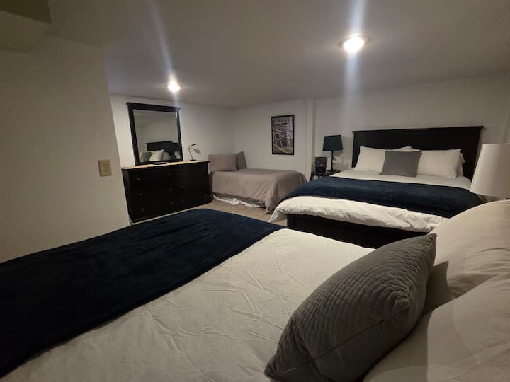 Спалня 1 на долно ниво, две (2) двойни легла и едно (1) двойно легло - чудесно за семейство с малки деца или група братовчеди!