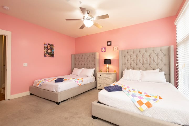 Dos elegantes camas tamaño queen acolchadas hacen que esta habitación sea ideal para compartir. Luminoso, femenino y espacioso, es perfecto para charlas nocturnas y sesiones de glamour a primera hora de la mañana.