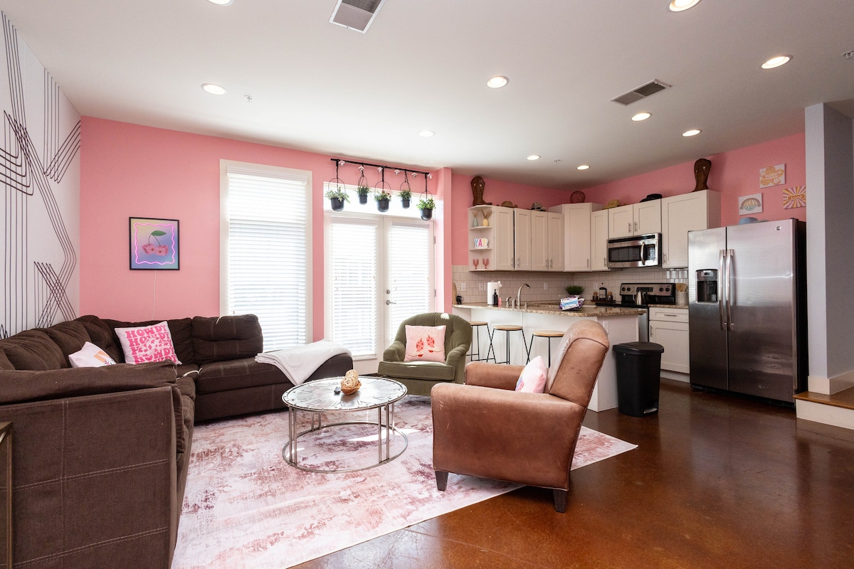 مشرقة ومفتوحة ووردية للغاية! تتميز مساحة المعيشة هذه بأريكة وكراسي مريحة وسجادة أنيقة وكثير من الضوء الطبيعي. مثالي لتناول الكوكتيلات قبل الوصول إلى برودواي أو الاسترخاء مع الفتيات بعد يوم طويل من استكشاف ناشفيل.