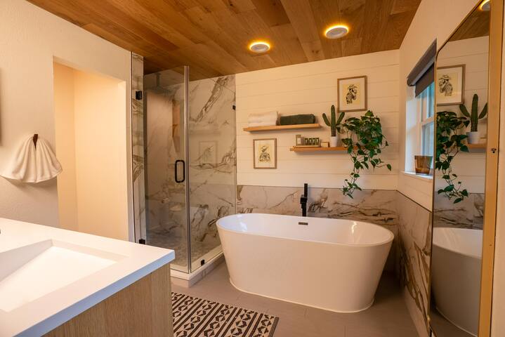 Modern Ranch Retreat on 1 Acre in Dallas