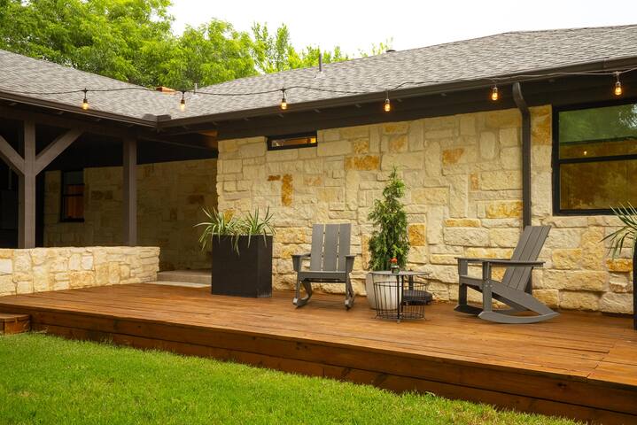 Modern Ranch Retreat on 1 Acre in Dallas gallery image 4