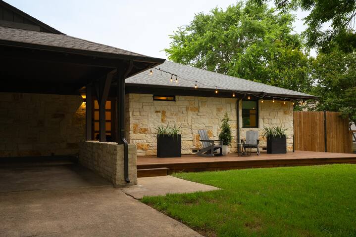 Modern Ranch Retreat on 1 Acre in Dallas gallery image 3