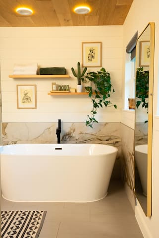 Modern Ranch Retreat on 1 Acre in Dallas gallery image 2