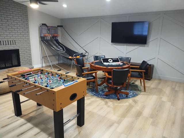 9 mins to Strip w/ Pool,Basketball,Firepit & Games gallery image 3