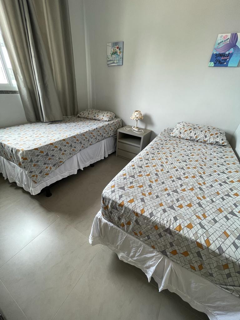  两张加大双人床和两张额外的床垫