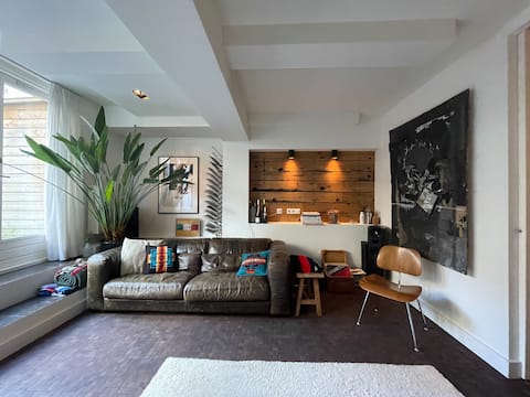 Popular Airbnb listing: Superb loft apartment in de Pijp! in Nieuwe Pijp