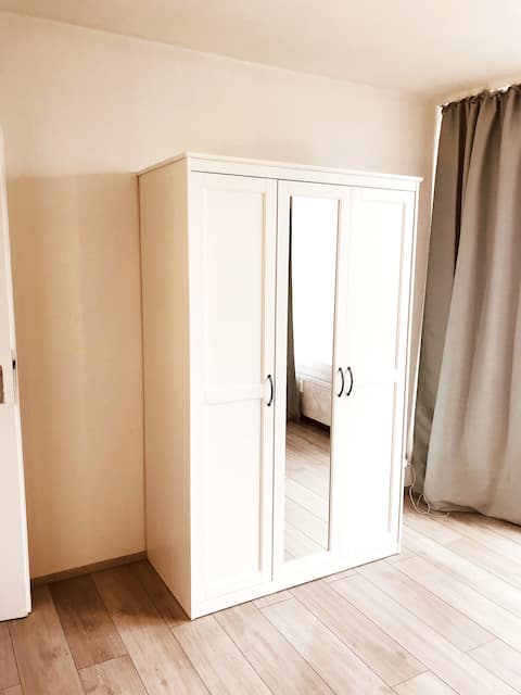 Top performing Airbnb: City Apartment with Balcony 15min Airport in Hafen