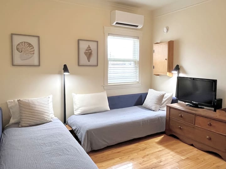 غرفة نوم مزدوجة في الطابق الرئيسي بسريرين مفردين (مزدوجين). توجد خزانة وصدر من الأدراج وتلفزيون + روكو للصب أو البث.

تحتوي هذه الغرفة أيضًا على مضخة حرارية يمكن أن تبرد أو تسخن. يمكن العثور على جهاز التحكم عن بعد بجوار مفتاح الإضاءة. 