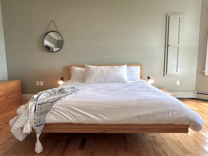 غرفة النوم الأساسية في الطابق الرئيسي مع سرير يورو مخصص. سيكون لديك إطلالة على الماء من السرير!