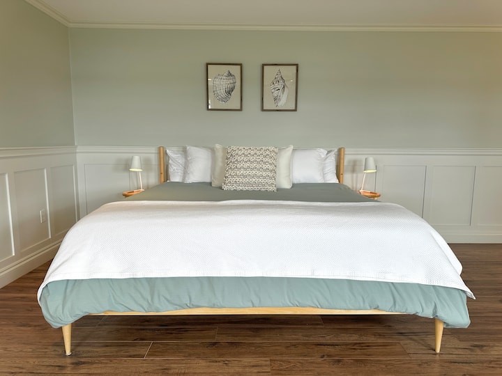 غرفة نوم ضخمة تضم سرير كينج في الطابق السفلي! 

تحتوي هذه الغرفة أيضًا على قسم وتلفزيون ذكي على دوار وثلاجة صغيرة ومغادرة إلى الفناء الخلفي! أطنان من مساحة التخزين داخل المباني المخصصة.