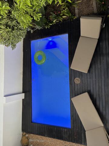 Pool/close 2 the beach/ battery back-up/BBQ/garden