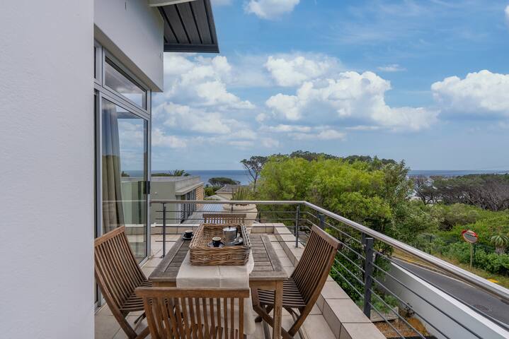 Pool/close 2 the beach/ battery back-up/BBQ/garden