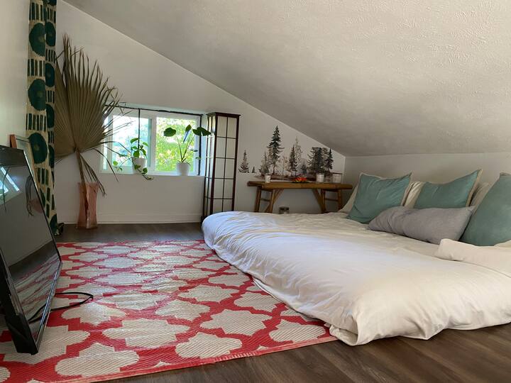 Espacio loft con cama futón tamaño king. Hay algo de espacio de almacenamiento en la habitación de al lado si es necesario. Hay un vestidor y un perchero. Ten en cuenta que esta es mi casa y tengo algunas de mis pertenencias allí.