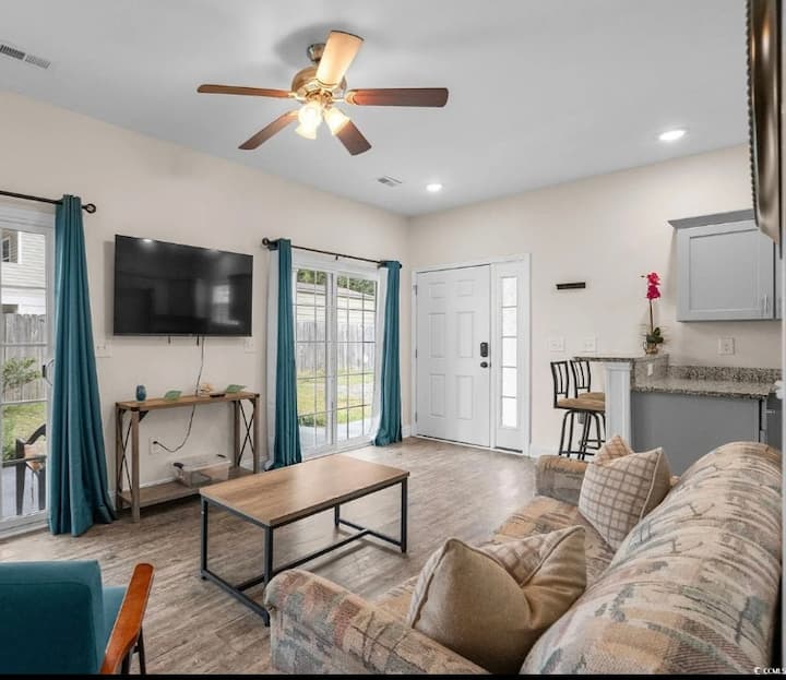 Minutes To Marshwalk | Quiet Area | Free Parking - Garden City, SC