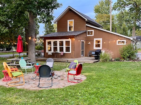 Comfort & Charm | Lake Cottage Near MSU