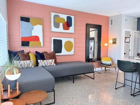 Top Airbnb: SoDo Mid-Century Boho 2 BR w/Courtyard *Sleeps 6* in Wadeview Park
