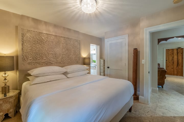 Imeongeza anasa ya bafu ya kibinafsi, ya ndani, kuhakikisha uzoefu unaofaa na usio na mshono wakati wa kukaa kwako.