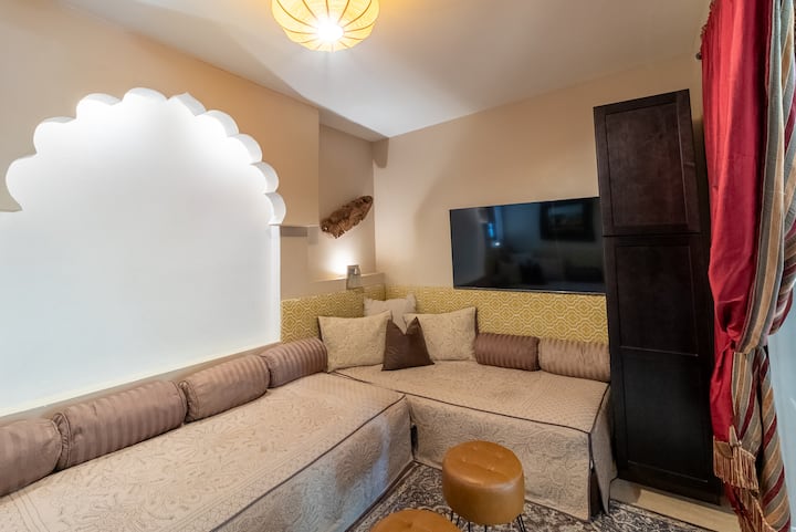 Chumba cha starehe ni kizuri kwa wageni wa ziada, kikiwa na vitanda vitatu vya mapacha vizuri, TV, zulia laini, na taa za hisia zinazoweza kurekebishwa kwa ajili ya kukaa kwa utulivu.