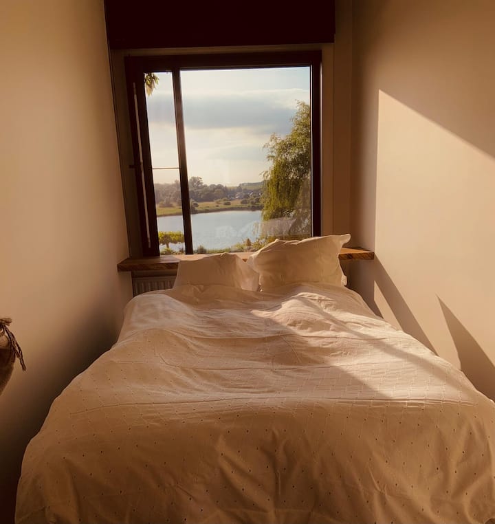 Chumba cha kulala chenye starehe kilicho na kitanda kidogo cha watu wawili (sentimita 130).