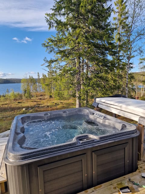 Cabin with jacuzzi, electric bikes, boat and sandy beach