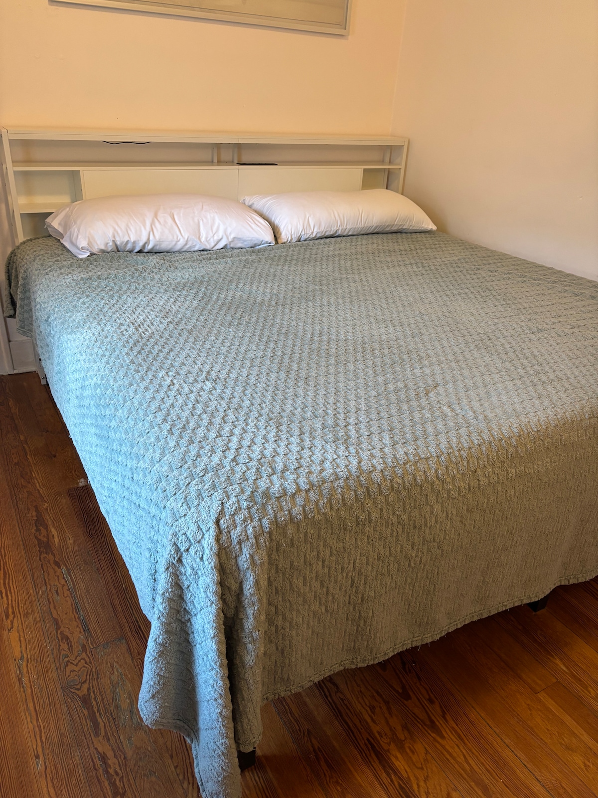 سرير بحجم كبير في غرفة النوم الثانية. 