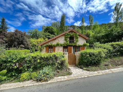 House with stunning cliff views.